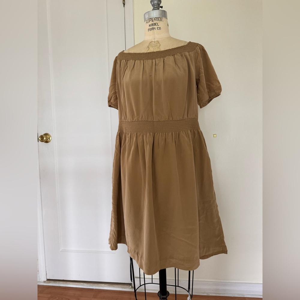 100% Silk Fully Lined with Pockets Club Monaco Tan Midi Dress Size 4